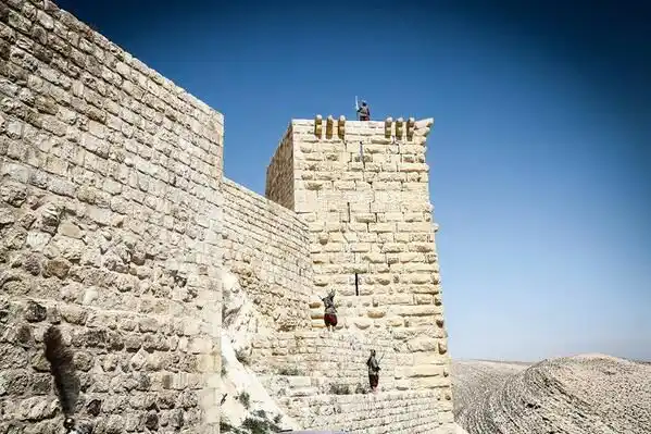 Home 157 اسوار قلعة الشوبك